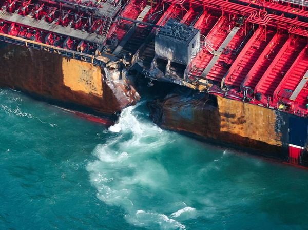 Kondisi Kapal Tanker Stena Immaculate usai Bertabrakan dan Terbakar