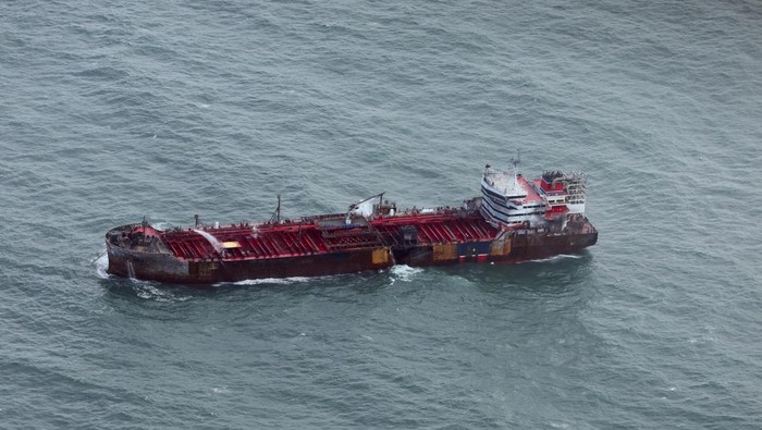 Kondisi Kapal Tanker Stena Immaculate usai Bertabrakan dan Terbakar A view of a damaged hull of Stena Immaculate oil tanker ship after it collided with a cargo ship off the northeastern coast of England, Britain, March 11, 2025. REUTERS/Phil Noble