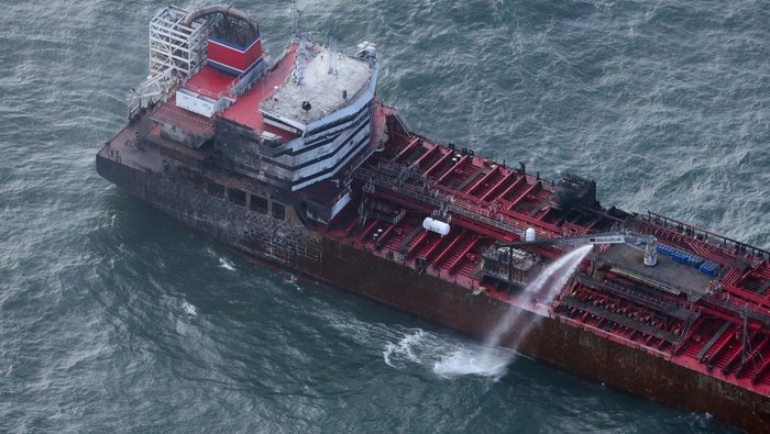 Kondisi Kapal Tanker Stena Immaculate usai Bertabrakan dan Terbakar A view of a damaged hull of Stena Immaculate oil tanker ship after it collided with a cargo ship off the northeastern coast of England, Britain, March 11, 2025. REUTERS/Phil Noble