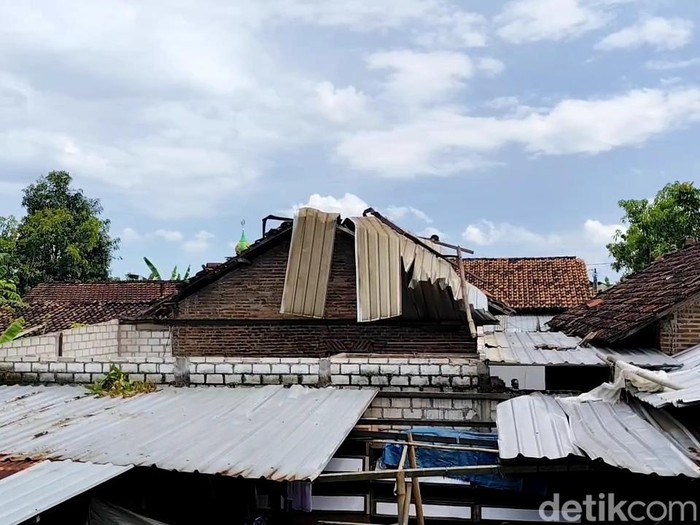 Kondisi setelah puting beliung menerjang Desa Margomulyo Kecamatan Tayu, Pati, Rabu (12/3/2025).