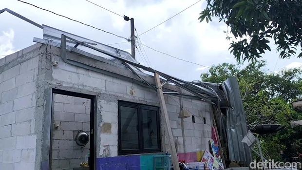 Kondisi setelah puting beliung menerjang Desa Margomulyo Kecamatan Tayu, Pati, Rabu (12/3/2025).