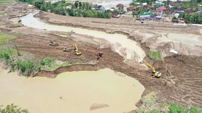 Kondisi tanggul jebol di Kali Tuntang, Kabupaten Grobogan, aliran air sudah dibendung, Rabu (13/2/2025).