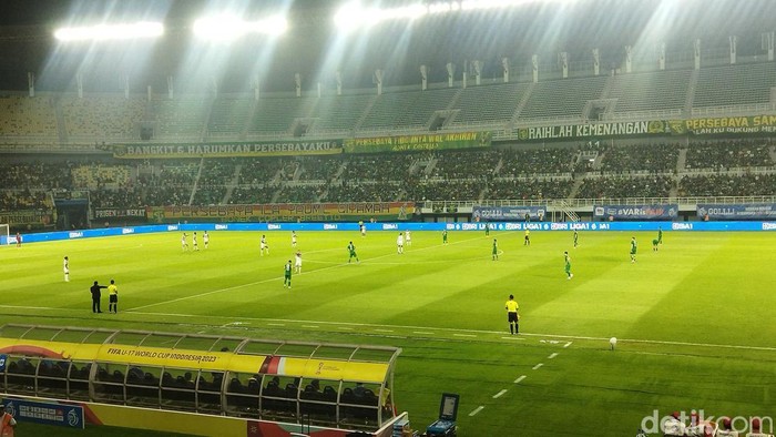 Laga Persebaya vs PSIS Semarang di Stadion GBT