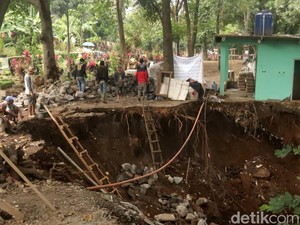 Longsor Terjadi di TPU Nagrog Ujungberung Bandung, 8 Makam Direlokasi