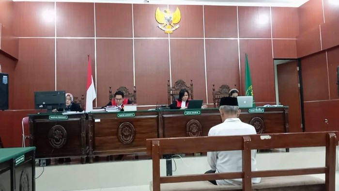 Majelis hakim Pengadilan Negeri Pandeglang menjatuhkan pidana penjara 2 tahun enam bulan kepada Terdakwa Rusma (Aris Rivaldo/detikcom)