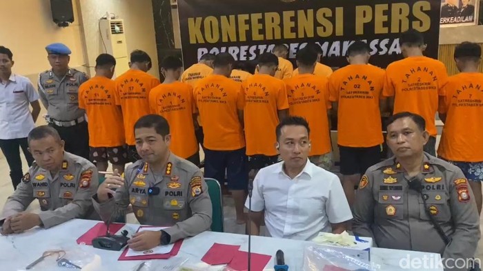 Polisi menetapkan 27 orang anggota geng motor sebagai tersangka kasus pembusuran dan penganiayaan terhadap 7 warga serta seorang anggota polisi di Makassar.