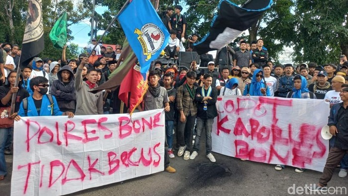 Sejumlah mahasiswa dan pemuda menggelar demonstrasi di Mapolres Bone, Sulawesi Selatan (Sulsel).