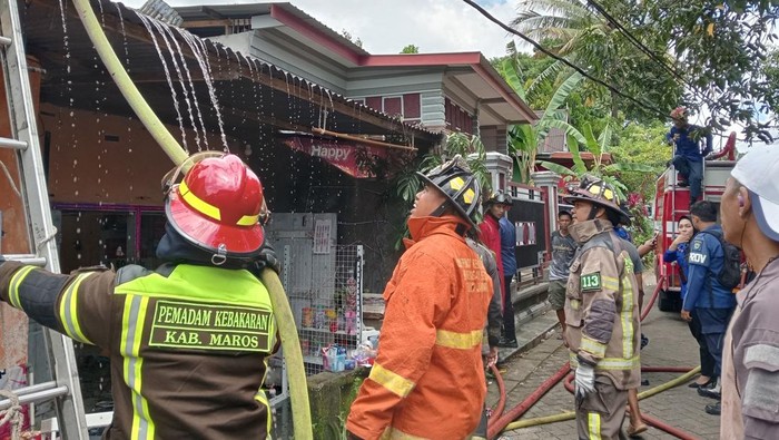 Sebuah rumah warga terbakar di Kabupaten Maros, Sulawesi Selatan (Sulsel).