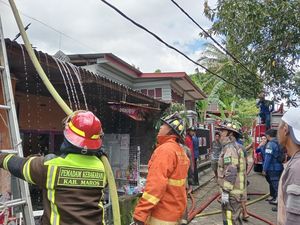Kebakaran Rumah di Maros, 2 Petugas Damkar Alami Sesak Napas