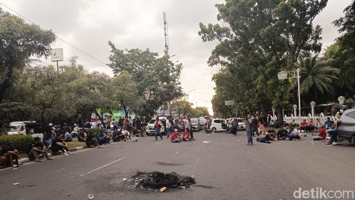 Massa demo driver ojol di Makassar masih menutup jalan di depan Kantor Gubernur Sulsel.