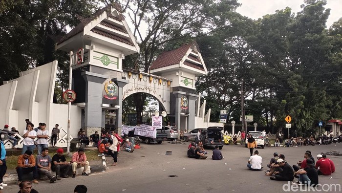 Massa driver online menduduki depan Kantor Gubernur Sulsel, Jalan Urip Sumoharjo, Makassar.