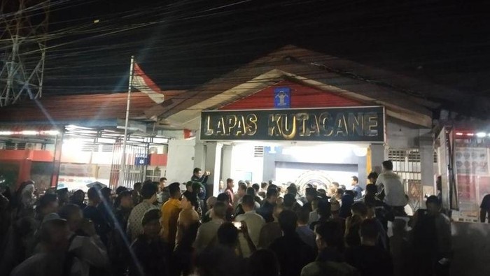 Masyarakat terlihat berkumpul di depan Lapas Kelas IIB Kutacane, Kabupaten Aceh Tenggara. (dok Antara)