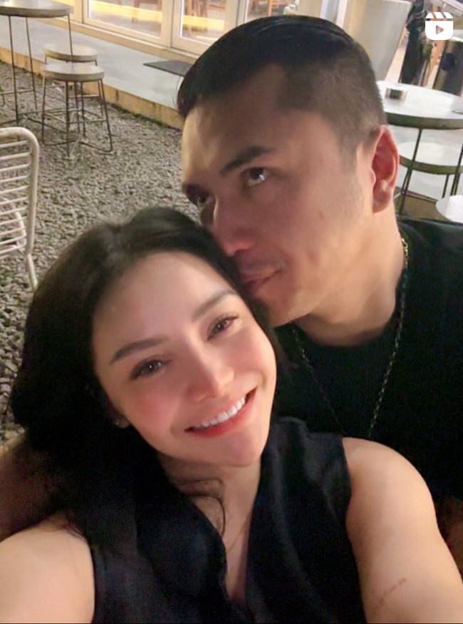 Penyanyi jebolan ajang pencarian bakat Akademi Fantasi Indosiar, Mawar, tampaknya kini sudah memiliki kekasih baru. Setelah bercerai dengan Steno Ricardo karena mengaku diselingkuhi, Mawar kini tampak bahagia. Foto: Instagram/@mysamawar