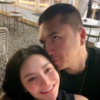 Penyanyi jebolan ajang pencarian bakat Akademi Fantasi Indosiar, Mawar, tampaknya kini sudah memiliki kekasih baru. Setelah bercerai dengan Steno Ricardo karena mengaku diselingkuhi, Mawar kini tampak bahagia. Foto: Instagram/@mysamawar