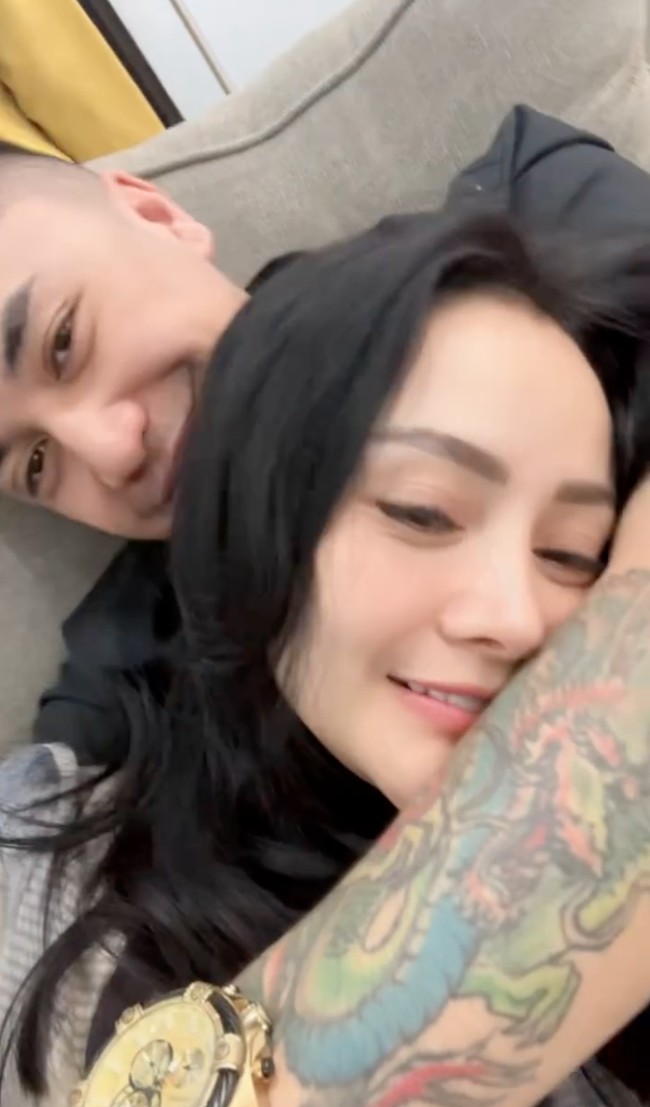 Memiliki tangan bertato, diketahui pacar baru Mawar itu bernama Kevin Wazeng. Hubungan keduanya mulai disorot sejak terlihat kompak memamerkan keromantisan mereka. Foto: Instagram/@mysamawar