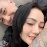 Memiliki tangan bertato, diketahui pacar baru Mawar itu bernama Kevin Wazeng. Hubungan keduanya mulai disorot sejak terlihat kompak memamerkan keromantisan mereka. Foto: Instagram/@mysamawar