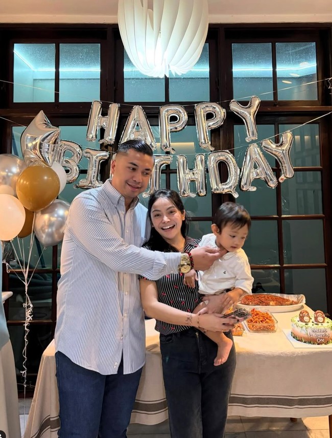 Kekasih baru Mawar itu juga tampak hadir menemani Mawar saat hadir di perayaan ulang tahun seorang anak laki-laki bernama Gathan. Bak sebuah keluarga, Mawar dan Kevin berpose bertiga, bersama dengan anak laki-laki yang berulang tahun. Foto: Instagram/@mysamawar