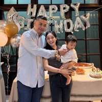 Kekasih baru Mawar itu juga tampak hadir menemani Mawar saat hadir di perayaan ulang tahun seorang anak laki-laki bernama Gathan. Bak sebuah keluarga, Mawar dan Kevin berpose bertiga, bersama dengan anak laki-laki yang berulang tahun. Foto: Instagram/@mysamawar