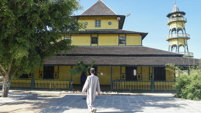Melihat Masjid Tertua yang Dibangun dari Kayu Ulin Khas Kalimantan Timur Umat Islam berjalan menuju Masjid Shiratal Mustaqiem di Samarinda Seberang, Samarinda, Kalimantan Timur, Rabu (12/3/2025). Masjid Shiratal Mustaqim merupakan masjid tertua di Kalimantan Timur dengan status cagar budaya itu berdiri pada 1881 dengan nama Masjid Jami dikenal karena arsitektur khasnya yang masih terjaga keasliannya dan terbuat dari kayu ulin khas Kalimantan Timur. ANTARA FOTO/M Risyal Hidayat/nz