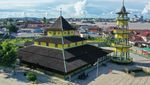 Melihat Masjid Tertua yang Dibangun dari Kayu Ulin Khas Kalimantan Timur
