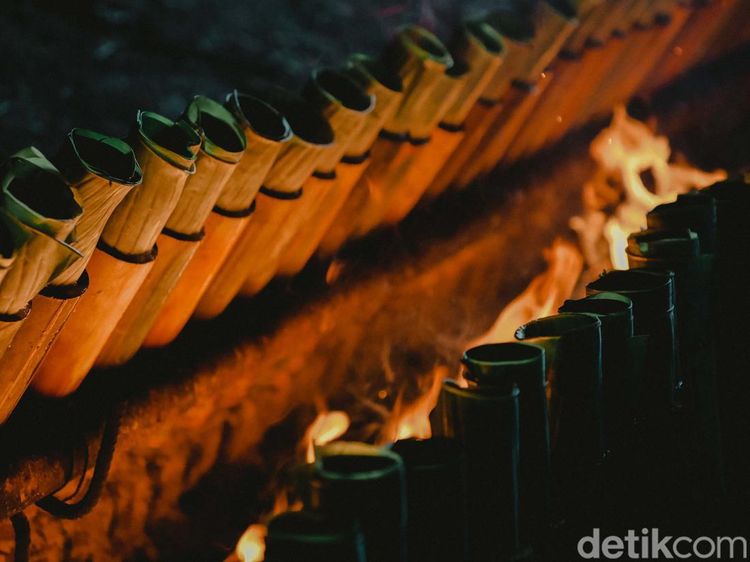 Melihat Proses Pembakaran Lemang