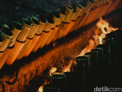 Melihat Proses Pembakaran Lemang