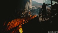 Menurut pekerja, mereka hanya memproduksi lemang sebanyak 200-250 buah setiap harinya  selama bulan Ramadan tahun ini.  