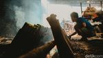 Melihat Proses Pembakaran Lemang