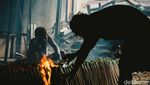 Melihat Proses Pembakaran Lemang