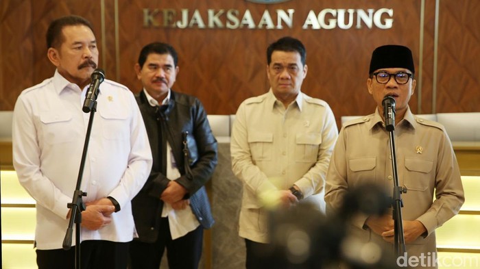 Mendes PDT Yandri Susanto menemui Jaksa Agung ST Burhanuddin. Yandri meminta agar Kejaksaan mendalami terkait adanya penyimpangan dana desa untuk judi online.