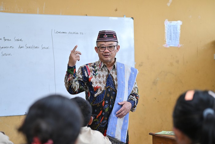 Mendikdasmen Abdul Muti saat mengunjungi SMP N 1 Komodo