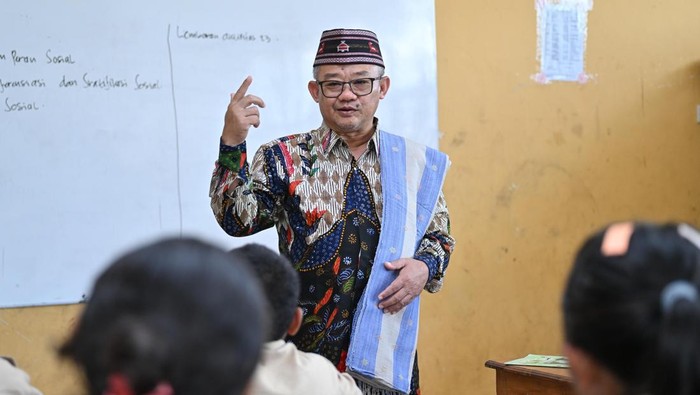 Mendikdasmen Abdul Muti saat mengunjungi SMP N 1 Komodo