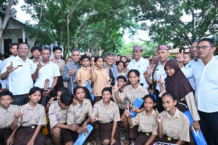 Mendikdasmen bersama guru, kepala sekolah, dan siswa di SMP N 1 Komodo