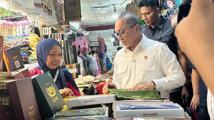 Menko Pangan, Zulkifli Hasan borong mukena dan sarung di Pasar Tanah Abang.