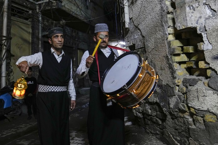 Membangunkan warga untuk sahur dilakukan di sejumlah negara pada saat Ramadan. Di Irak, dikenal sebagai Mesaharati.
