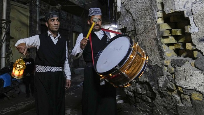Membangunkan warga untuk sahur dilakukan di sejumlah negara pada saat Ramadan. Di Irak, dikenal sebagai Mesaharati.