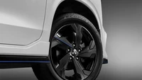 Mobil ini hadir dengan velg hitam yang sporty. Foto: Dok. Mitsubishi Motors Thailand