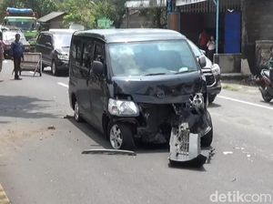 Laka Karambol di Jalan Jogja-Solo, Gran Max Ringsek Dihantam Kijang