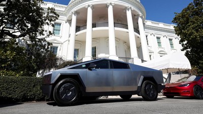 Mobil Tesla Mejeng di Gedung Putih Saat Ramai Protes Elon Musk