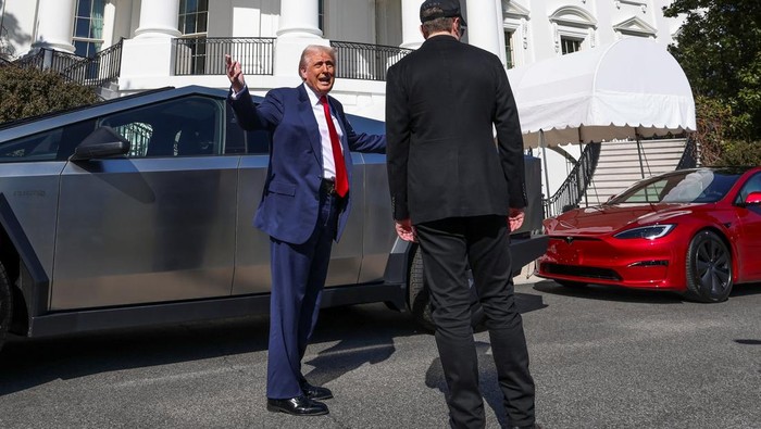 Mobil Tesla Mejeng di Gedung Putih Saat Ramai Protes Elon Musk U.S. President Donald Trump talks to the media next to Tesla CEO Elon Musk, with Tesla cars in the background, at the White House in Washington, D.C., U.S., March 11, 2025. REUTERS/Kevin Lamarque
