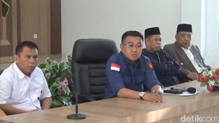 Kajari Maros Muh. Zulkifli Said (pakai kaca mata) memimpin Rapat Pertemuan Tim Koordinasi Pakem Maros. (Reinhard Soplantila)