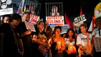 Lebih dari seratus aktivis mengadakan doa bersama di Manila pada hari Selasa (11/3) untuk mendukung surat perintah penangkapan mantan Presiden Rodrigo Duterte oleh Pengadilan Kriminal Internasional atas perang narkoba yang dilancarkannya. REUTERS/Peter Blaza