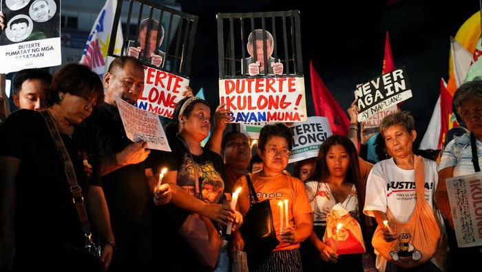 Nyala Lilin dan Doa Bersama Dukung Penangkapan Duterte Filipino activists hold candles during a protest vigil supporting former President Rodrigo Duterte's arrest warrant by the International Criminal Court, in Quezon City, Metro Manila, Philippines, March 11, 2025. REUTERS/ Peter Blaza