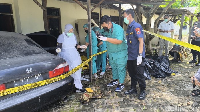 Olah TKP di lokasi penemuan kerangka manusia di Gresik.