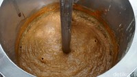 Mulai dari jenang atau dodol salak, keripik salak, pleret salak, stik salak, nastar salak, teh salak, kopi biji salak, hingga sirup salak.