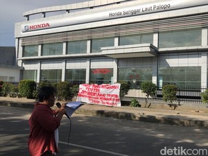 Massa Demo Dealer Honda Palopo Tuntut Hak Feni Era Selama Bekerja