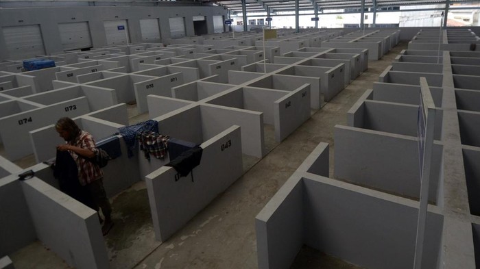 Pasar Pasir Gintung Sepi Ditinggal Pedagang Warga menjemur pakaian di area lapak yang kosong di pasar Pasir Gintung, Bandar Lampung, Lampung, Selasa (11/3/2025). Pasar yang dibangun dengan dana APBN Rp38 miliar dengan fasilitas 214 unit kios tersebut kondisinya kurang terawat dan ditinggal oleh pedagang akibat sepinya aktivitas jual beli sejak diresmikan (26/8/2024) lalu. ANTARA FOTO/Ardiansyah/foc.