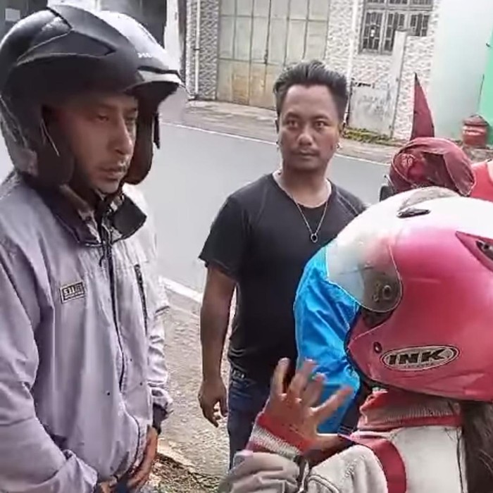 Pasutri membeli rokok dengan uang foto kopi