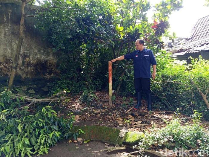 Pegawai UPT TPSA Banyuurip, Kota Magelang, menunjukkan patok tol di lahan TPSA di Desa Banyuurip, Kecamatan Tegalrejo, Kabupaten Magelang, Rabu (12/3/2025).