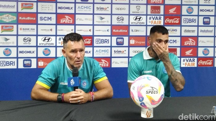 Pelatih PSBS Biak Marcos Guillermo Samso (kiri) didampingi Julian Velasquez saat konferensi pers sesuai laga melawan Bali United di Stadion Kapten I Wayan Dipta, Gianyar, Selasa (11/3/2025) malam. (Foto: I Dewa Made Krisna Pradipta/detikBali)